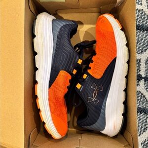 Under Armour BGS Outhustle kids athletic shoes, excellent condition! Size 5.5.